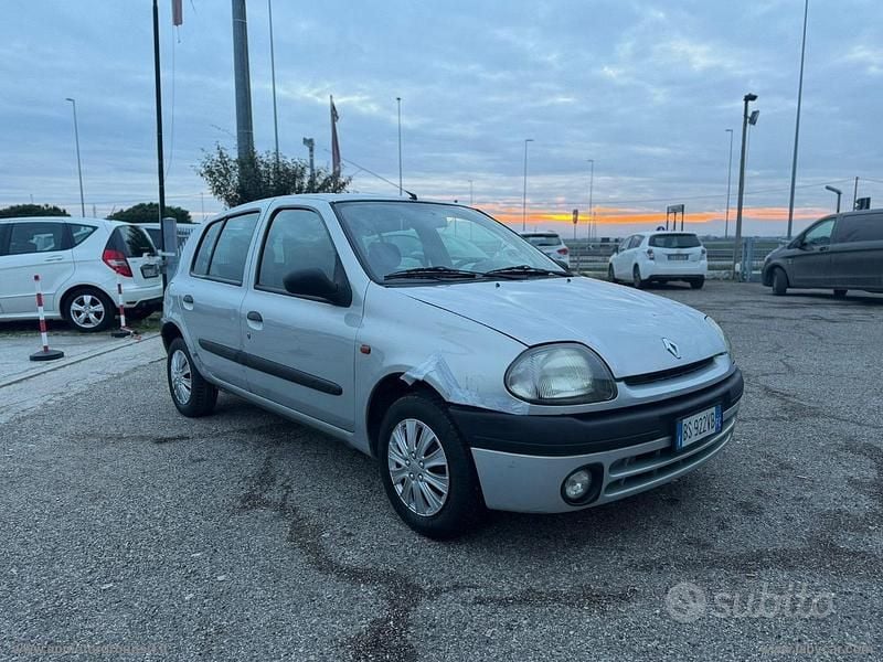 Usata 2002 Renault Clio II Berlina | 1200 € (Buon prezzo) - Immagine 1/4