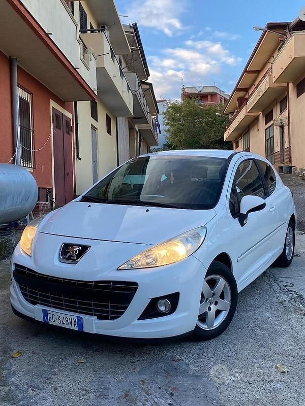 Bianco Usata 2011 Peugeot 207 Due volumi | 2900 € (Ottimo prezzo) - Immagine 1/4