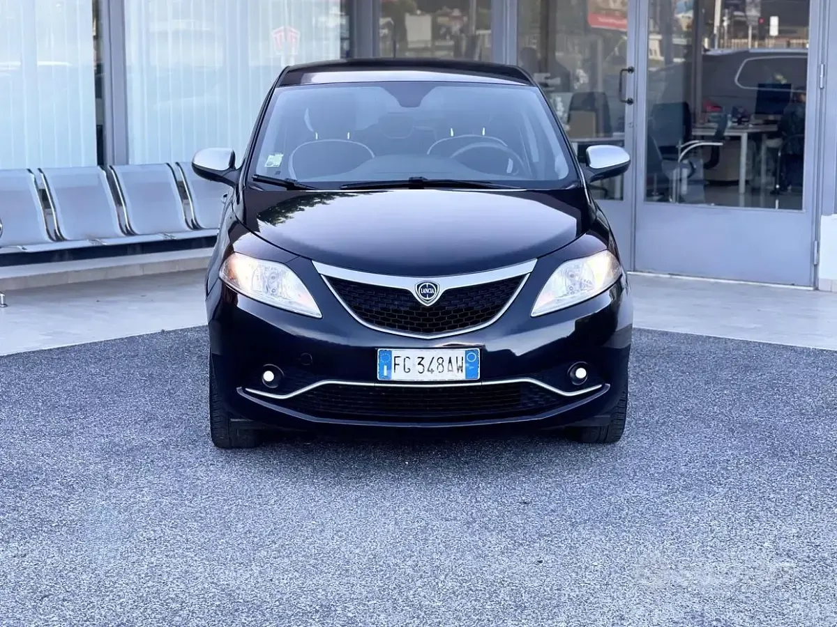 Usata Lancia Ypsilon 69 CV (50 kW) 2016 Nero Utilitaria