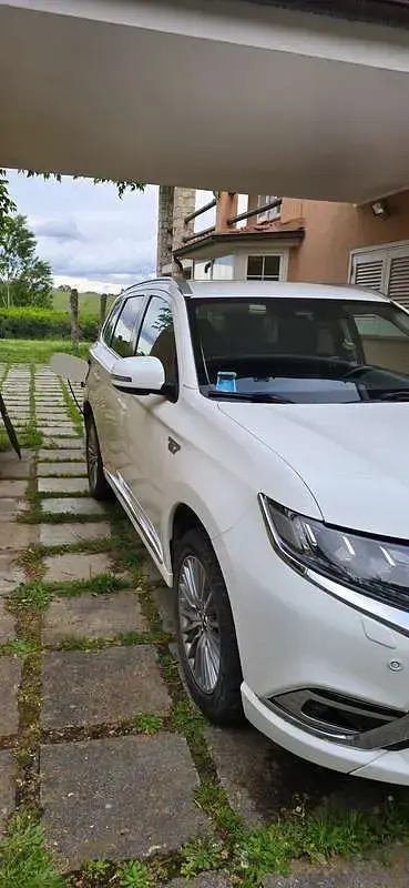 Usata Mitsubishi Outlander P-HEV Instyle 135 CV (99 kW) 2019 Bianco SUV