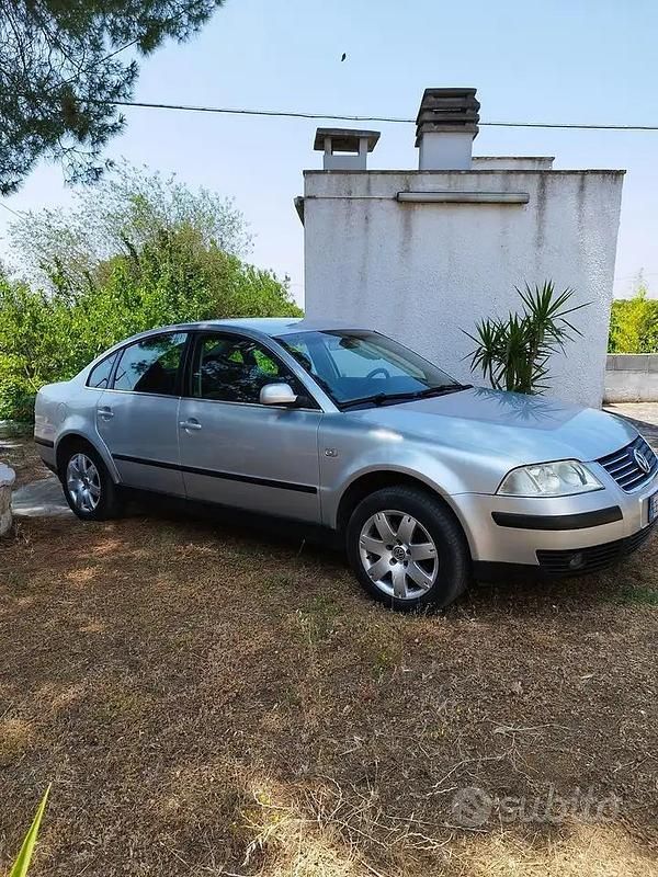 Usata VW Passat 101 CV (74 kW) 2003 Grigio Berlina