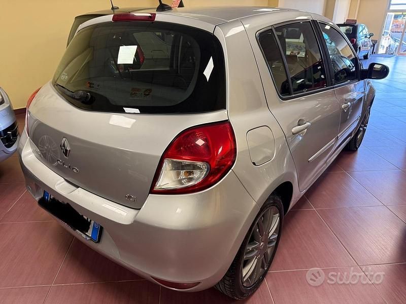Usata Renault Clio II Dynamique 75 CV (55 kW) 2011 Grigio Berlina