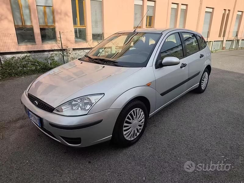 Usata Ford Focus Zetec 100 CV (73 kW) 2004 Grigio Berlina