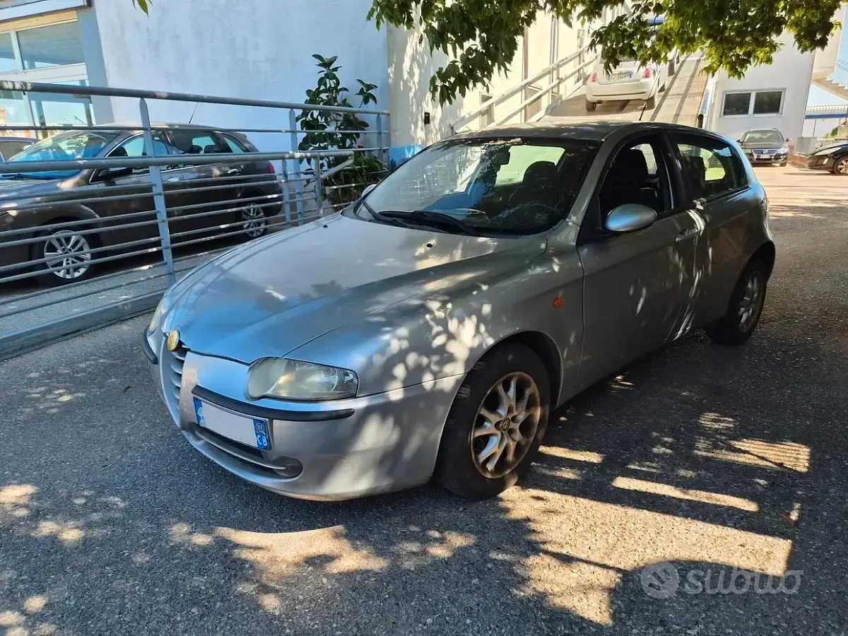 Usata Alfa Romeo 147 Progression 116 CV (85 kW) 2001 Grigio Utilitaria