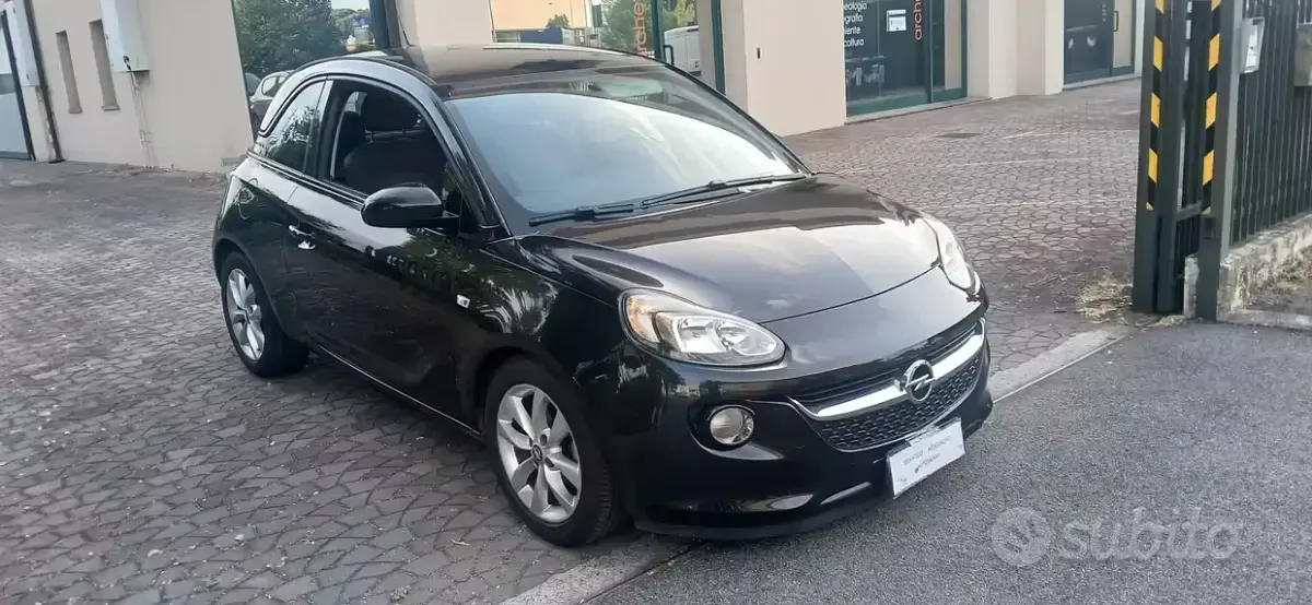 Usado Opel Adam Glam 87 CV (63 kW) 2015 Negro Utilitario