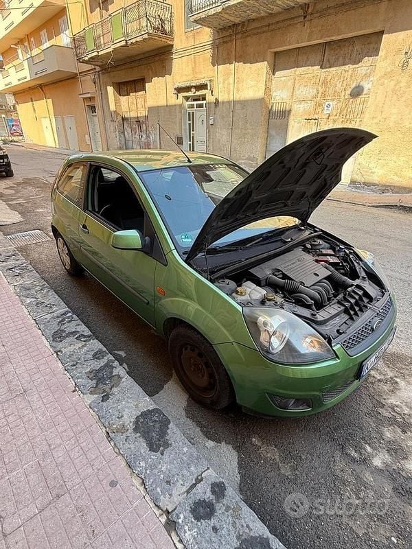 Usata Ford Fiesta 90 CV (66 kW) 2007 Verde Utilitaria