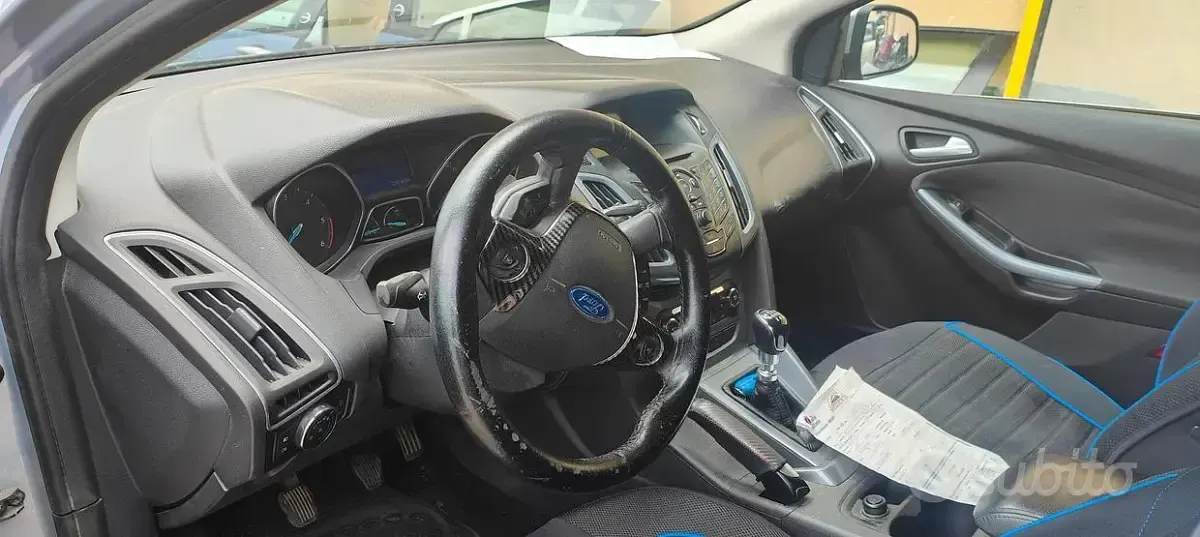 Begagnad Ford Focus Titanium 2011 Grå Kombi