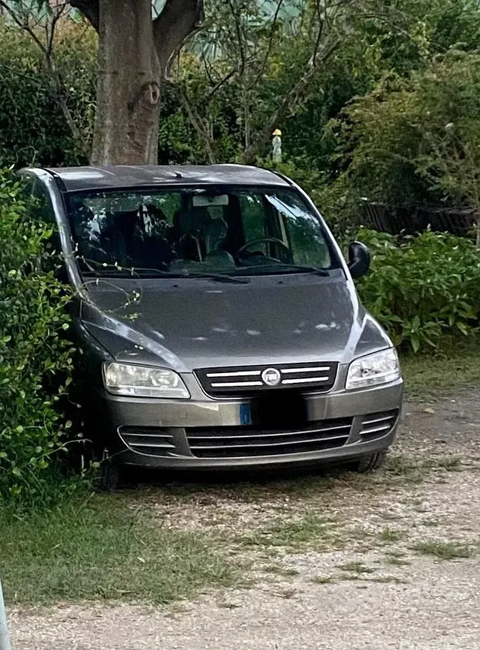 Usata Fiat Multipla 120 CV (88 kW) 2006 Grigio Monovolume