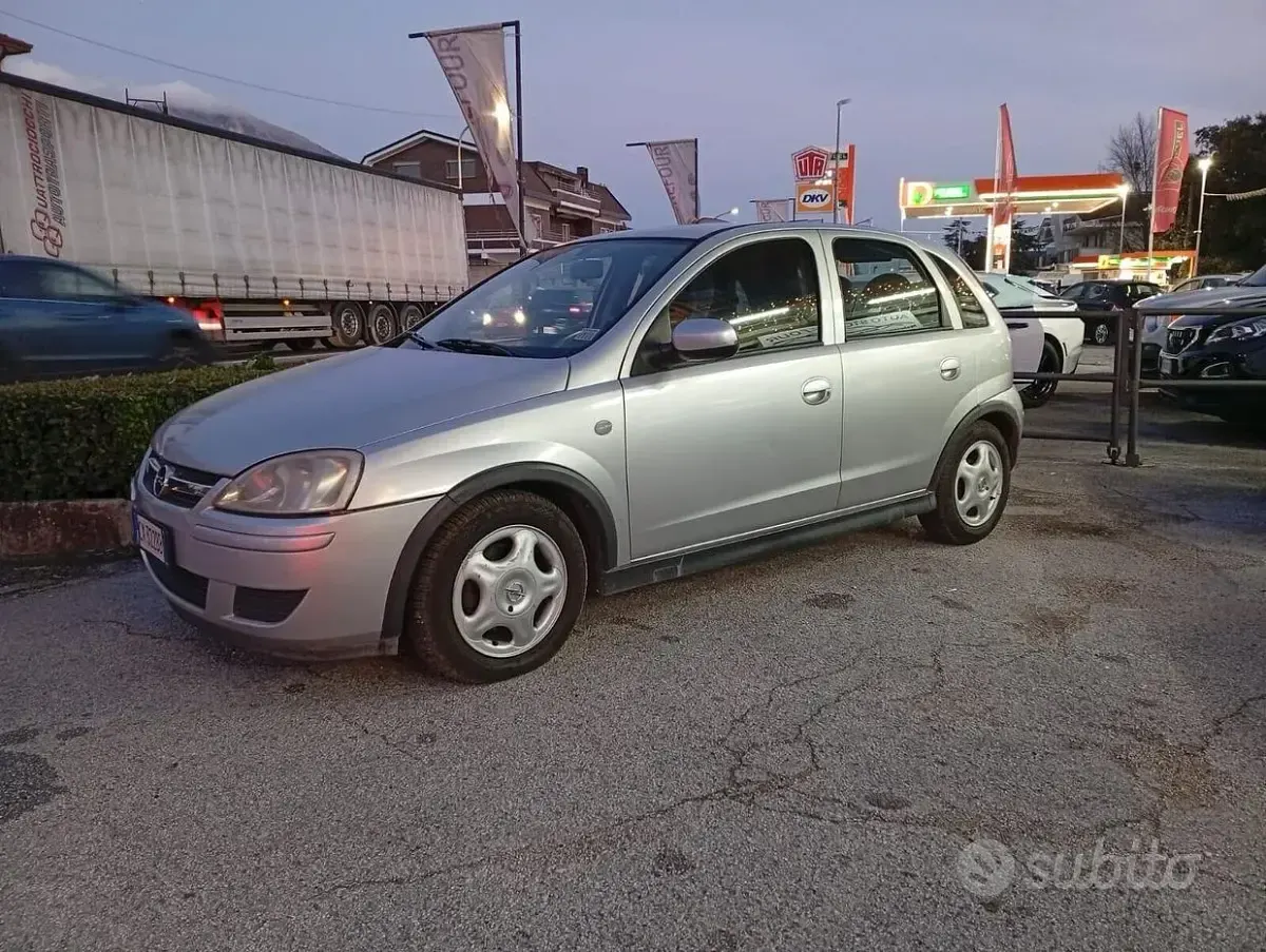 Usata Opel Corsa Enjoy 69 CV (50 kW) 2005 Grigio Utilitaria
