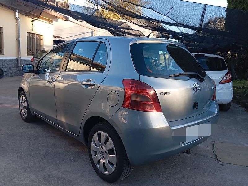 Usata Toyota Yaris 69 CV (50 kW) 2007 Argento Utilitaria
