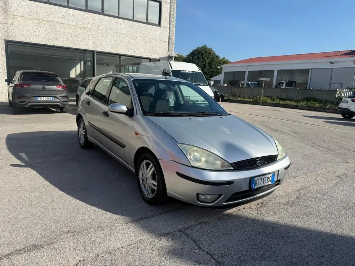 Usata Ford Focus Ghia 90 CV (66 kW) 2001 Argento Berlina