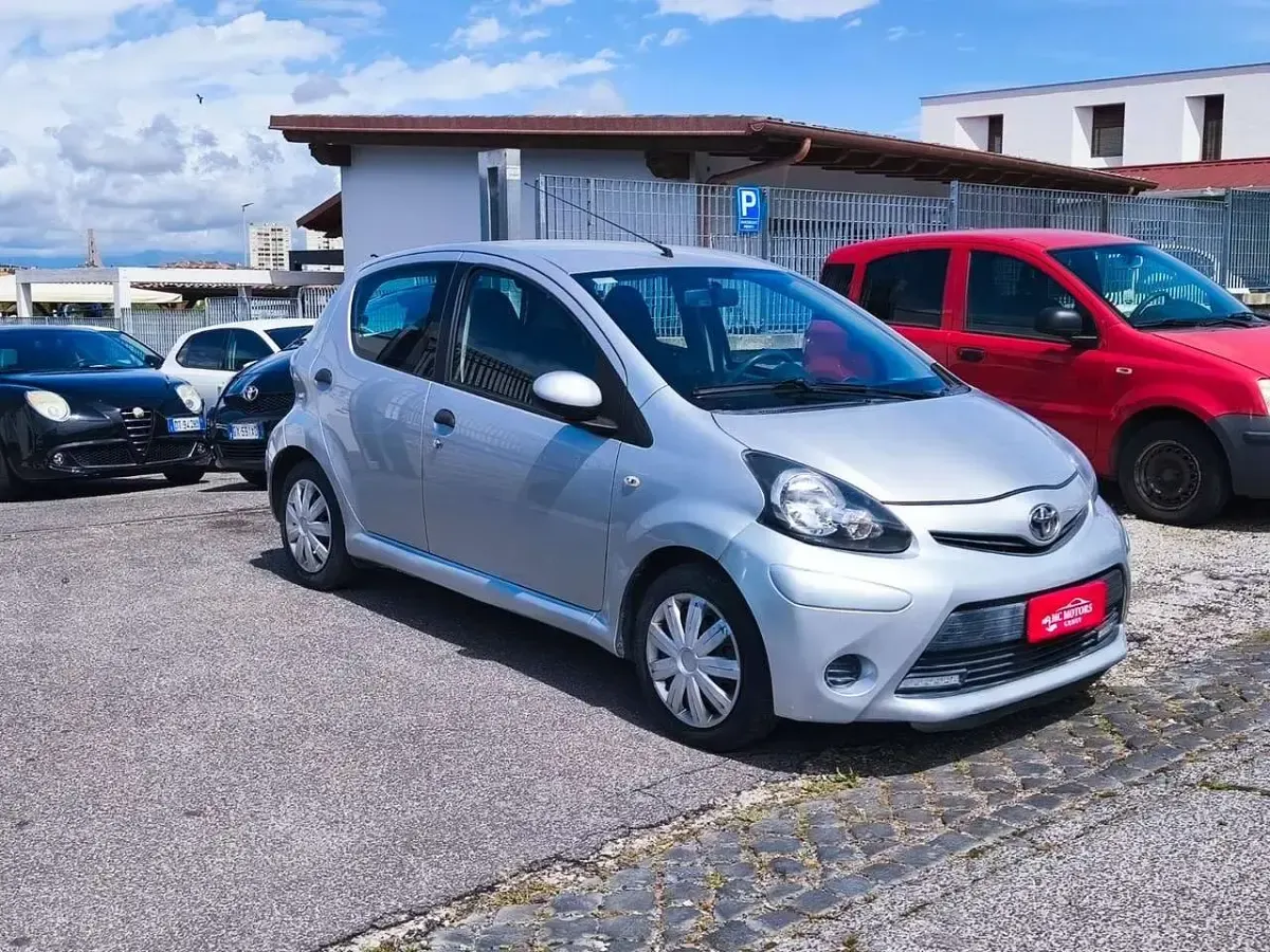 Usata Toyota Aygo Connect Style 68 CV (50 kW) 2014 Argento Utilitaria