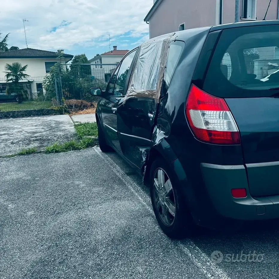 Usata Renault Scénic II 111 CV (81 kW) 2006 Nero Monovolume