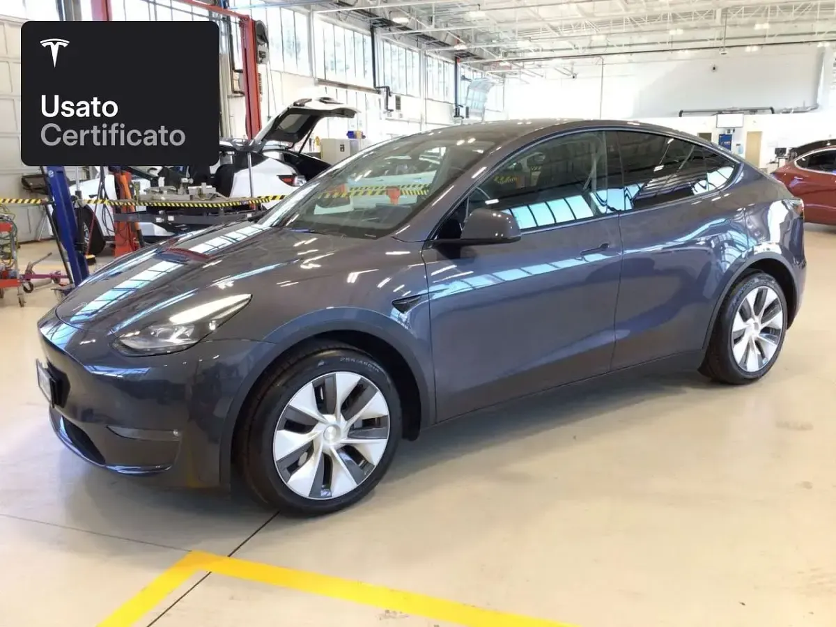 Usata Tesla Model Y Long Range AWD 258 kW (351 CV) 2023 Midnight silver metallic SUV