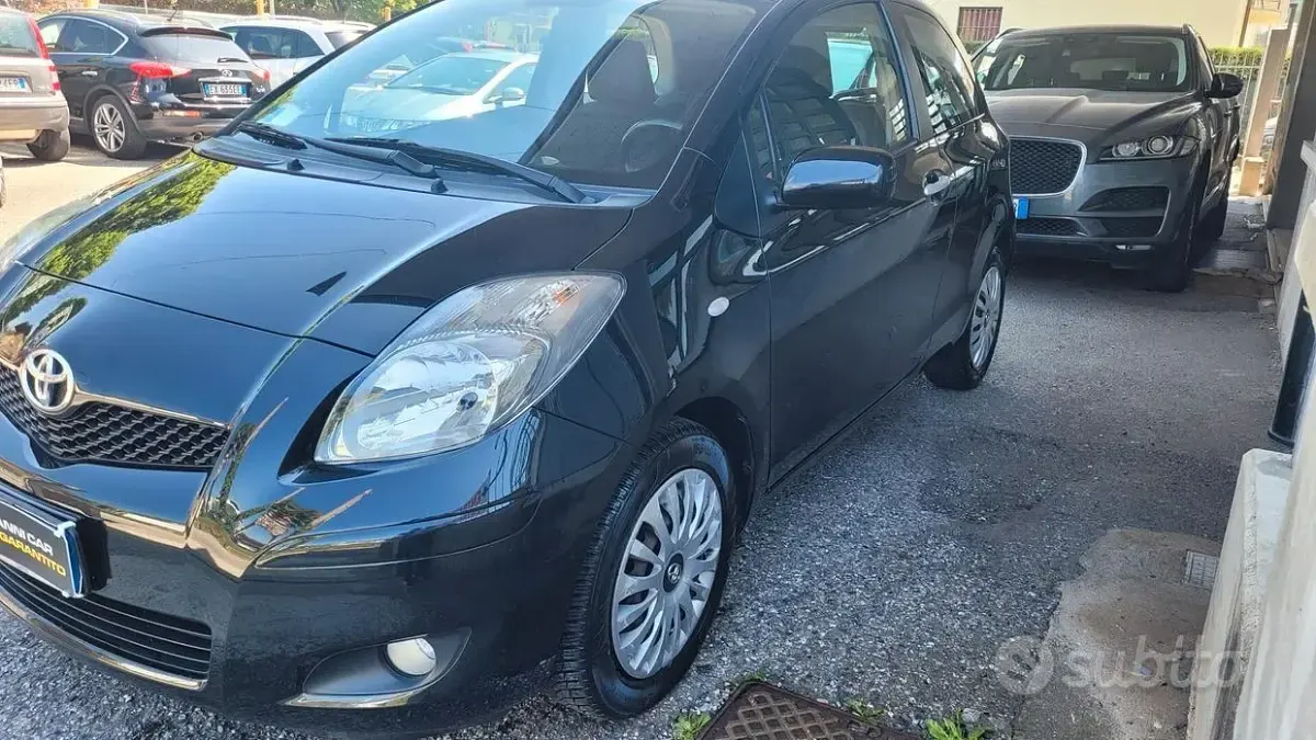 Usata Toyota Yaris Sol 90 CV (66 kW) 2011 Nero Utilitaria