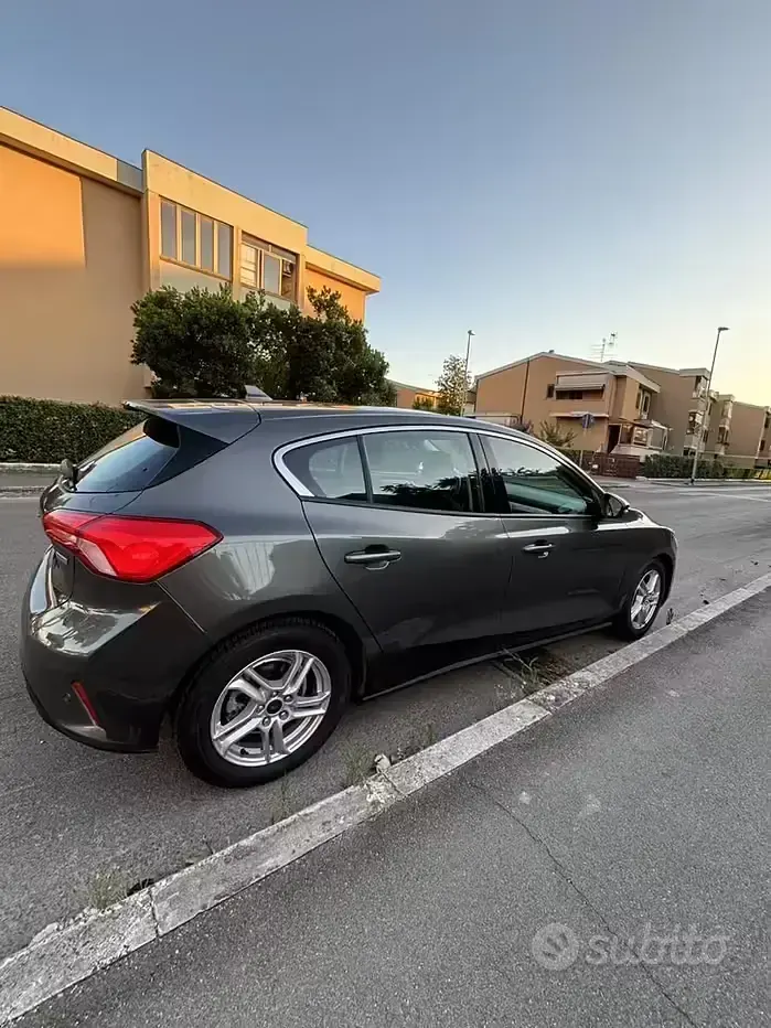 Usata Ford Focus 95 CV (69 kW) 2018 Grigio Berlina