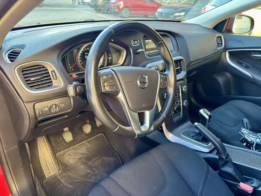 Usado Volvo V40 Kinetic 120 CV (88 kW) 2017 Rojo Berlina