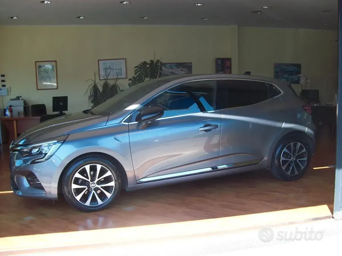 Usata Renault Clio V Techno 101 CV (74 kW) 2023 Grigio Berlina