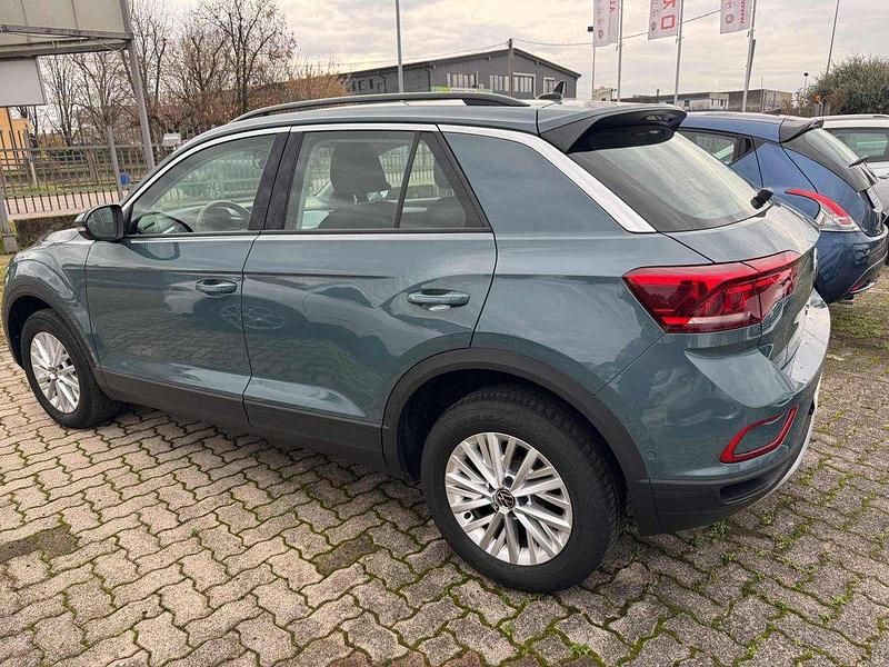 Usata VW T-Roc Life 116 CV (85 kW) 2024 Petrol blue SUV