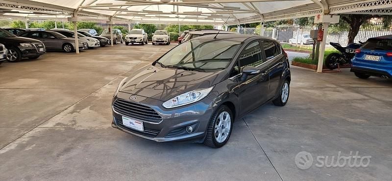 Usata Ford Fiesta Titanium 101 CV (74 kW) 2016 Grigio Utilitaria