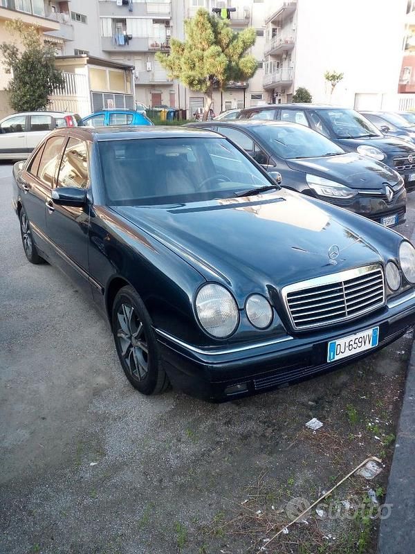 Blu Usata 1996 Mercedes 250 Tre volumi | 8000 € - Immagine 1/4