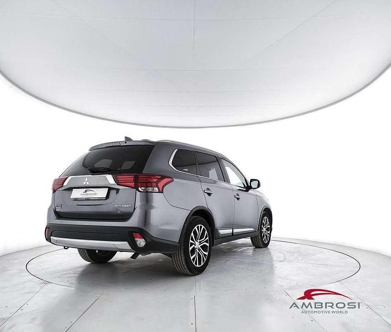 Usata Mitsubishi Outlander Intense 150 CV (110 kW) 2016 Grigio SUV