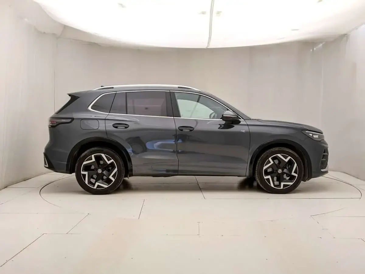 Usata VW Tiguan R-line 150 CV (110 kW) 2024 Grigio SUV