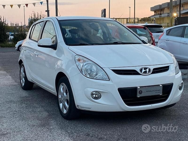 Usata Hyundai i20 Edition 77 CV (56 kW) 2012 Bianco Utilitaria