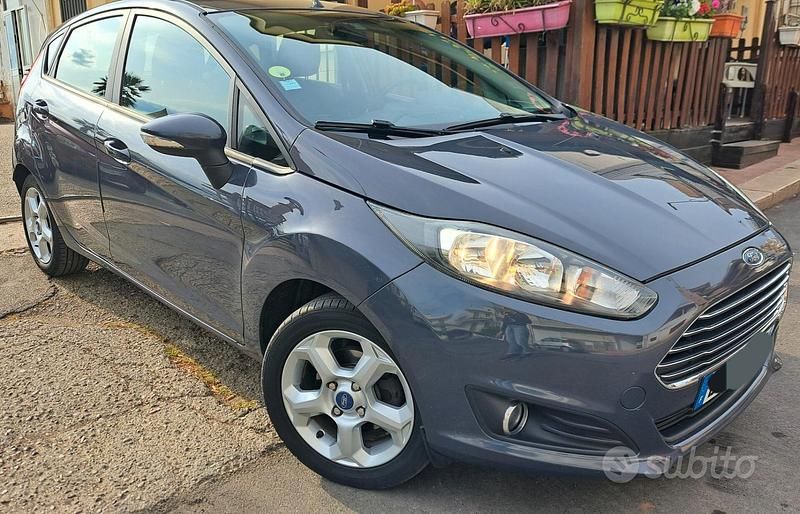 Usata Ford Fiesta 75 CV (55 kW) 2014 Grigio Utilitaria