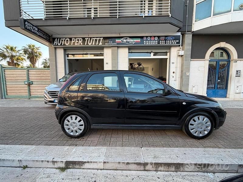 Usata Opel Corsa 69 CV (50 kW) 2003 Nero Utilitaria