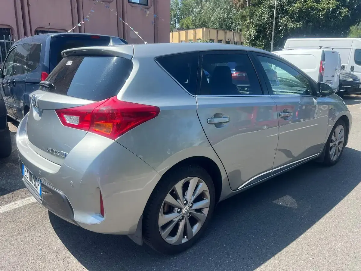 Usata Toyota Auris Hybrid Lounge 99 CV (72 kW) 2015 Grigio Berlina