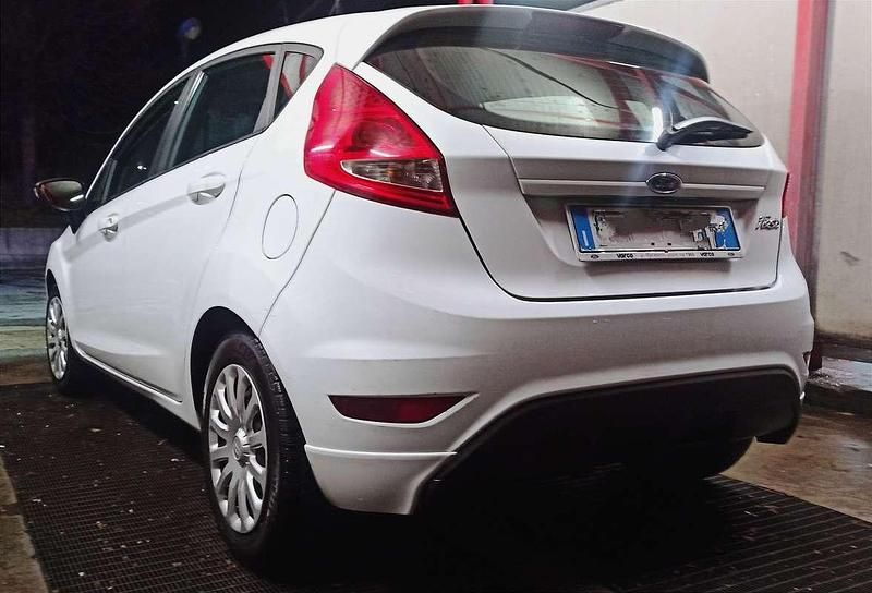 Usata Ford Fiesta 95 CV (69 kW) 2009 Bianco Berlina