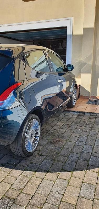 Usata Lancia Ypsilon Platinum 69 CV (50 kW) 2016 Blu/azzurro Utilitaria