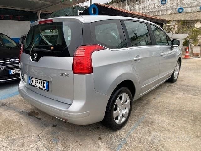 Usata Peugeot 5008 Family 112 CV (82 kW) 2011 Grigio Monovolume