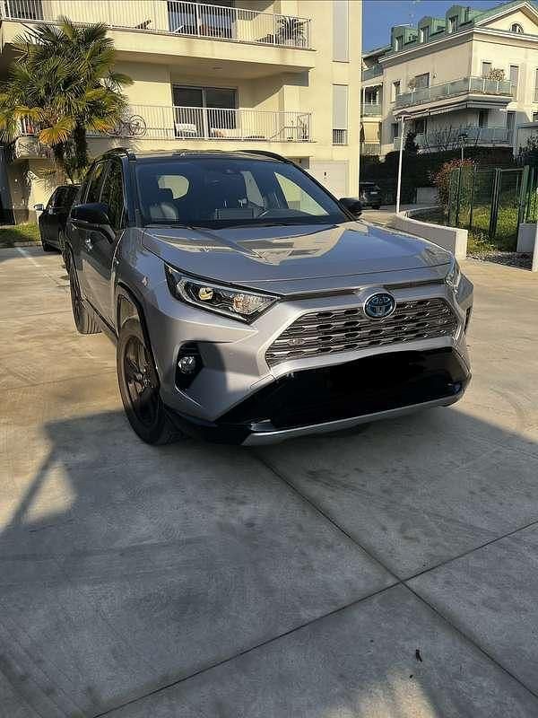 Usata Toyota RAV4 Hybrid Style 222 CV (163 kW) 2020 Argento SUV