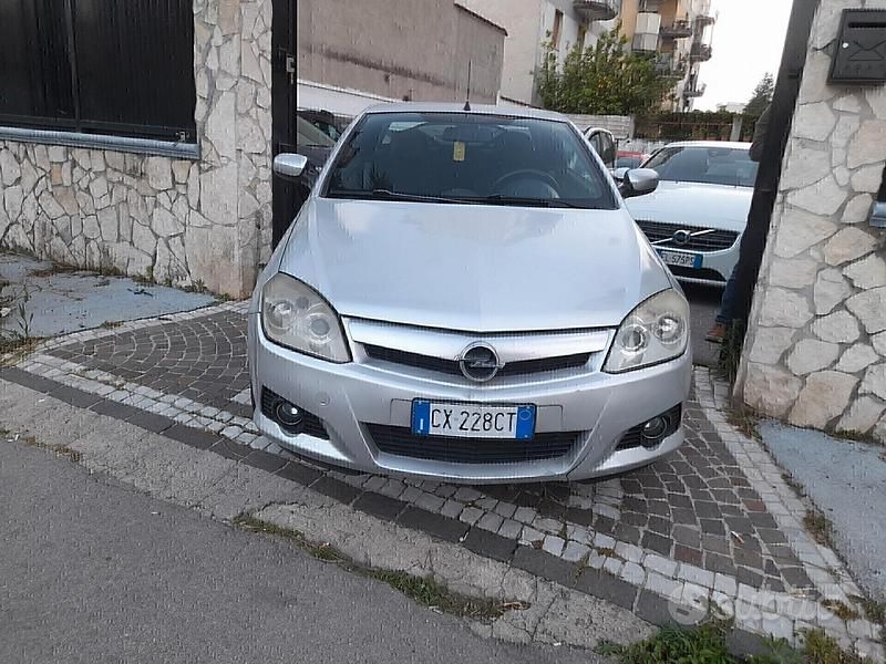 Usata Opel Tigra Enjoy 89 CV (65 kW) 2006 Argento Cabrio