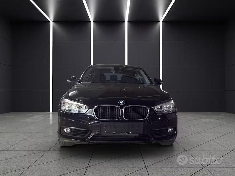 Begagnad BMW 118 Advantage 150 HK (110 kW) 2018 Svart Halvkombi