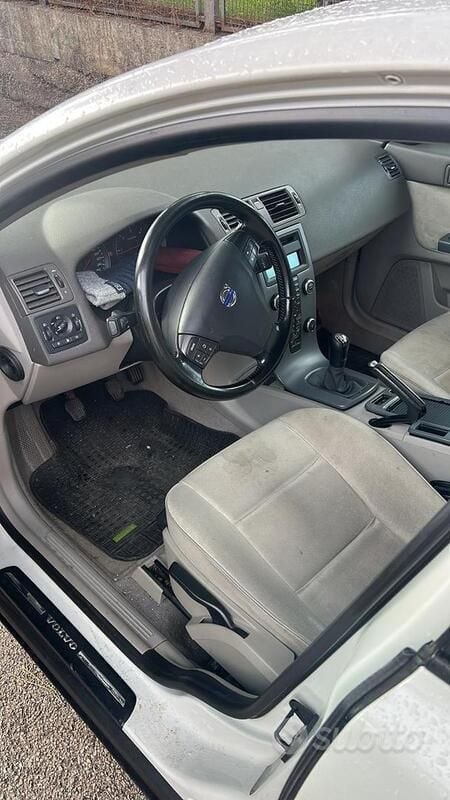 Bianco Usata 2010 Volvo V50 Station wagon | 2000 € (Ottimo prezzo) - Immagine 1/4