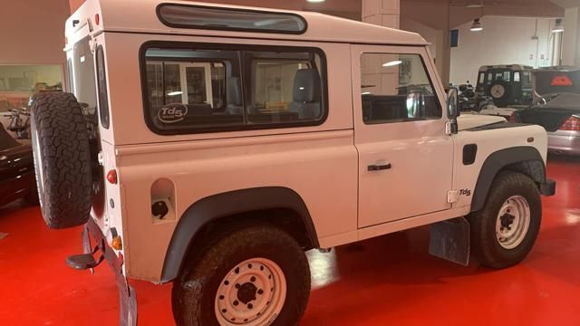Usata Land Rover Defender 122 CV (89 kW) 2002 Beige / metallizzato SUV