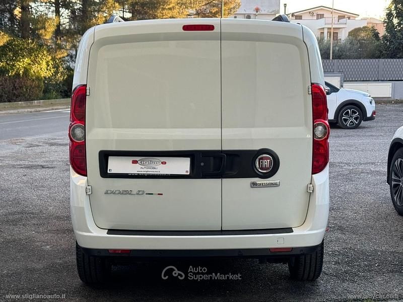 Usata Fiat Doblò Lounge 105 CV (77 kW) 2023 Bianco Monovolume