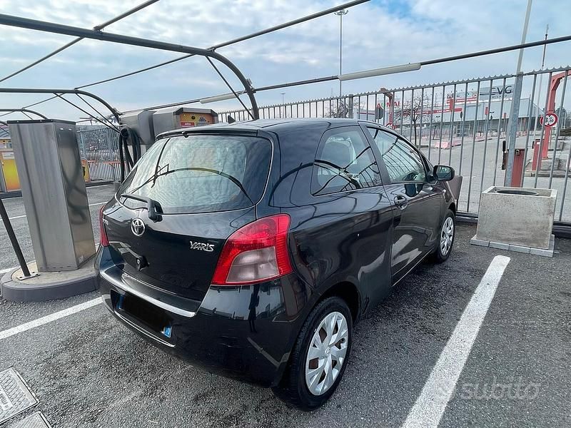 Usata Toyota Yaris Sol 77 CV (56 kW) 2006 Nero Utilitaria