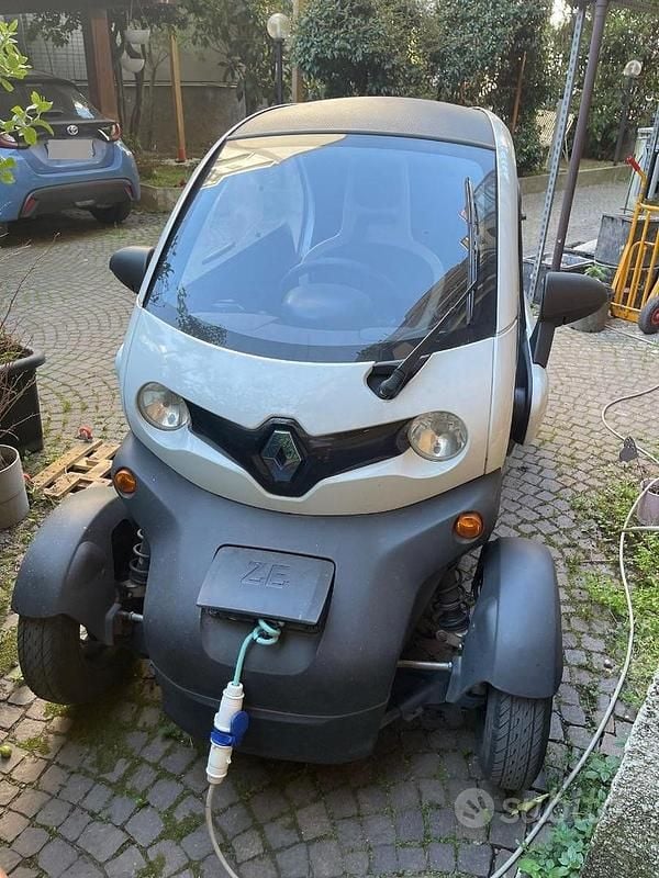 Begagnad Renault Twizy 12 kW (17 HK) 2012 Svart Halvkombi
