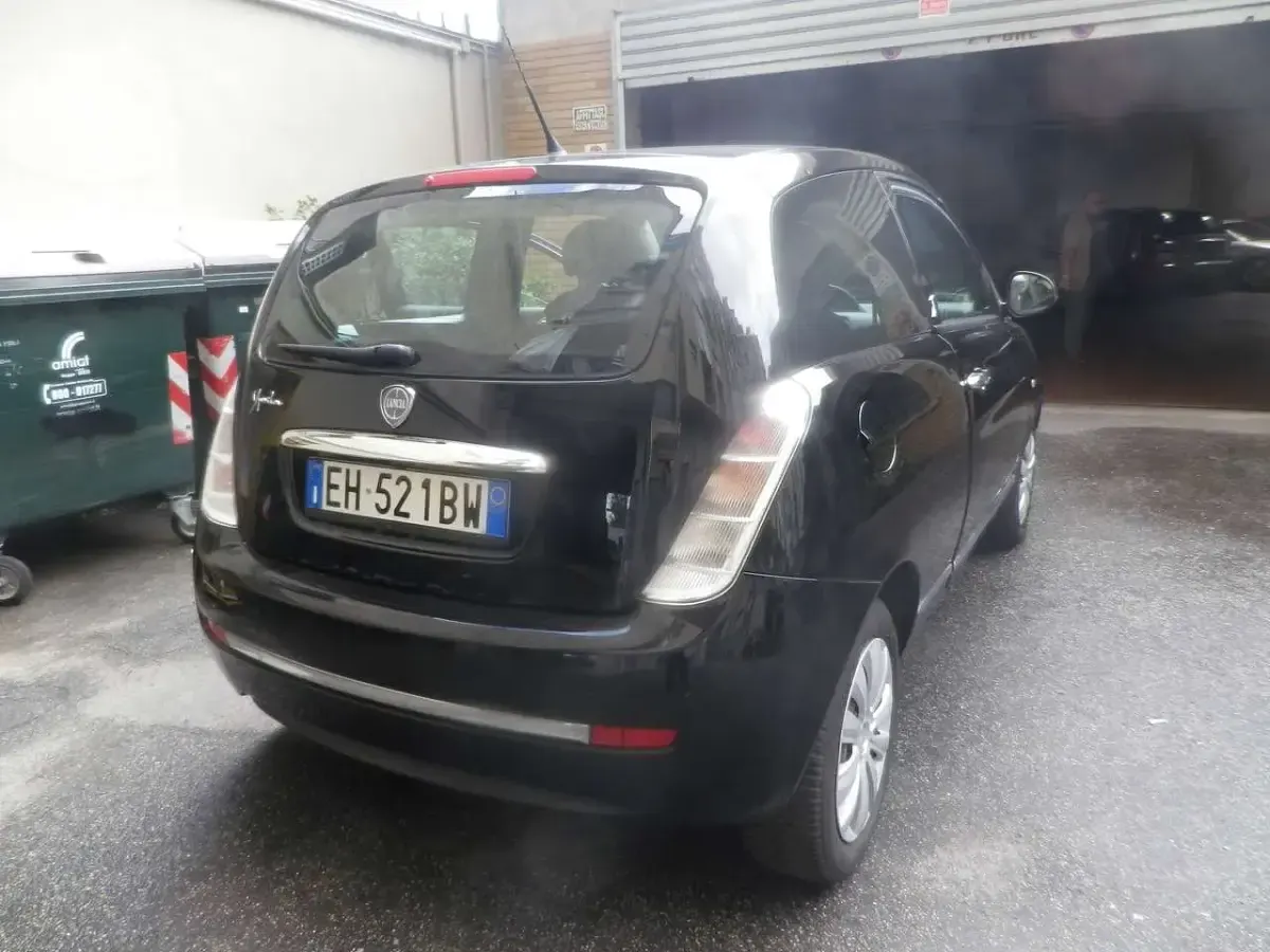 Usata Lancia Ypsilon 69 CV (50 kW) 2011 Nero Utilitaria