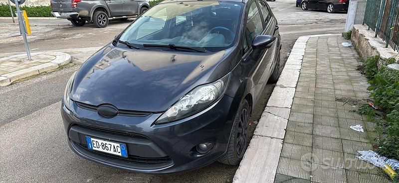 Usata Ford Fiesta 70 CV (51 kW) 2010 Grigio Utilitaria