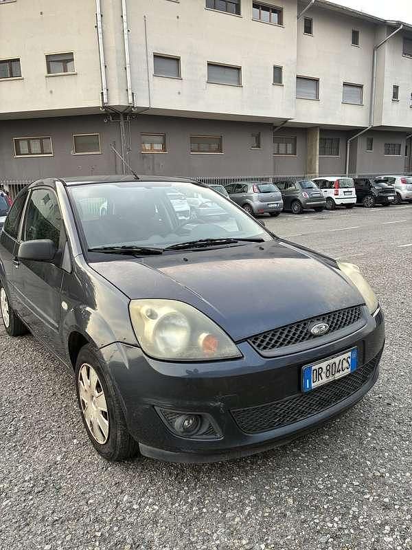 Usata Ford Fiesta Titanium 75 CV (55 kW) 2008 Grigio Utilitaria