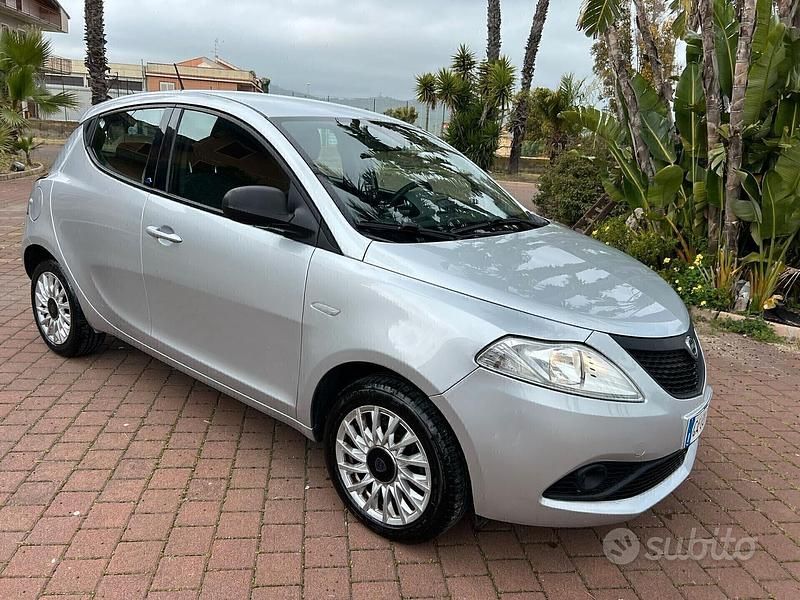 Grigio Usata 2020 Lancia Ypsilon S Due volumi | 8990 € (Ottimo prezzo) - Immagine 1/4