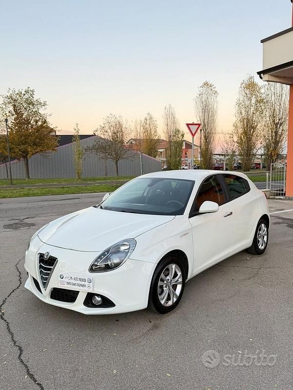 Usata Alfa Romeo Giulietta Exclusive 105 CV (77 kW) 2015 Bianco Utilitaria
