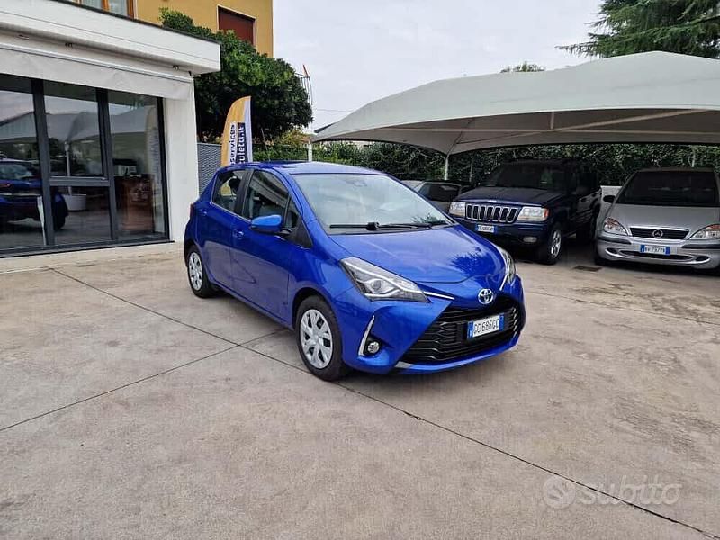 Usata Toyota Yaris Hybrid Business Edition 73 CV (53 kW) 2020 Blu Berlina