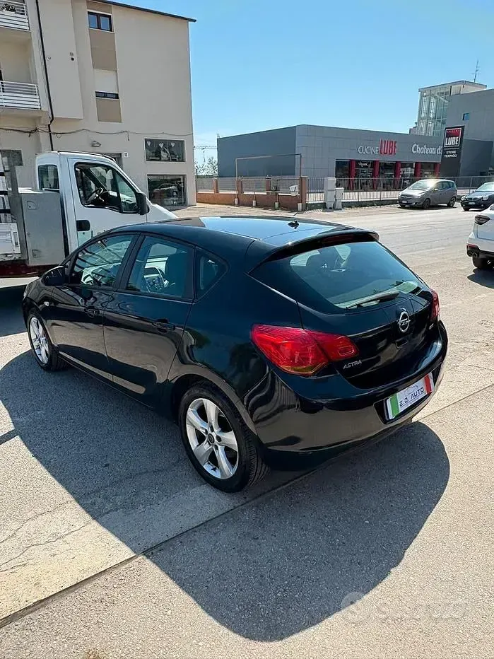 Usata Opel Astra Cosmo 110 CV (80 kW) 2010 Nero Berlina