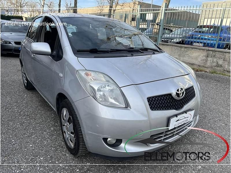 Usata Toyota Yaris 69 CV (50 kW) 2008 Argento Berlina